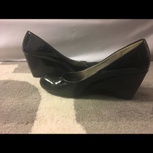 Chinese laundry, black patent wedges!!
